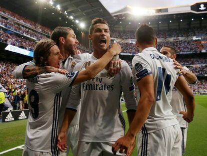 Cristiano Ronaldo celebra junto a Modric, Sergio Ramos, Carvajal y Casemiro su segundo gol al Atl&eacute;tico. 
