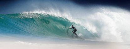 Un surfista dentro del tubo (Tube Riding) en Ciudad del Cabo.