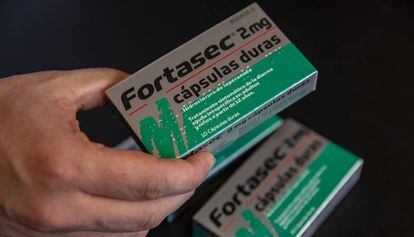 Caixes de 10 i 20 comprimits de Fortasec en una farmàcia de Barcelona.