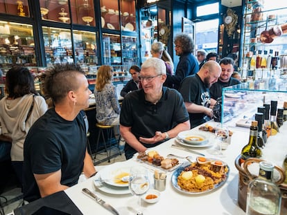 El consejero delegado de Apple, Tim Cook, comparte almuerzo con Dabiz Muñoz, este sábado en Lhardy, en una imagen publicada por el directivo en su cuenta de X.