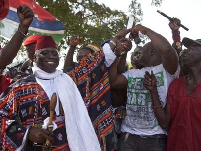 El dictador de Gambia, con un amuleto, en un festival en 2014.