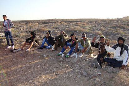 Ocho miembros del grupo de saharauis que llegó el pasado día 5 en patera a Fuerteventura.