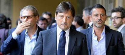 Dario Stefano (centro), presidente de la comisi&oacute;n del Senado italiano que estudia la expulsi&oacute;n de Berlusconi.
