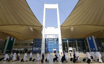 Un grupo de fieles musulmanes llega al aeropuerto de Yeda, con motivo del peregrinaje anual a La Meca.