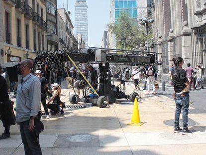 Un equipo de filmación durante el rodaje de una película en las calles del centro de Ciudad de México, en marzo de 2021.