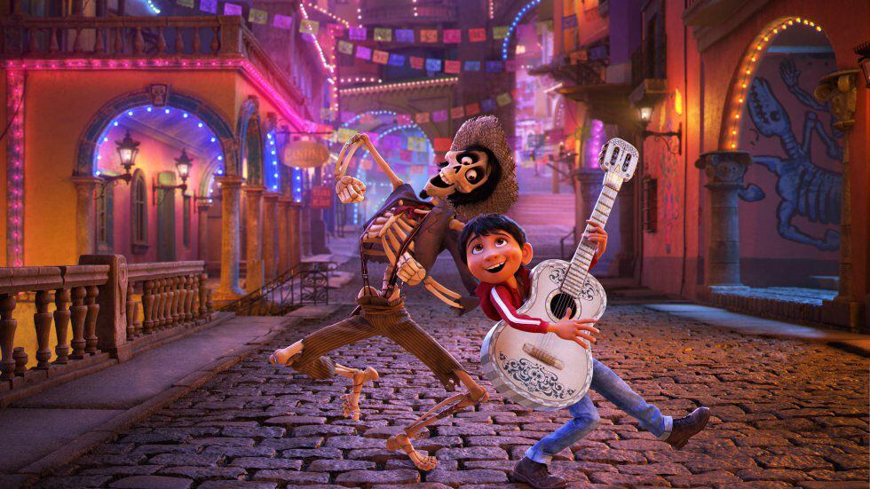 Una escena de la película 'Coco', ambientada durante las festividades del Día de los Muertos en México.