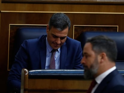 Abascal pasa por delante del sillón de Pedro Sánchez en el Congreso, en julio del año pasado.