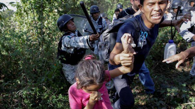Migrantes huyen durante un enfrentamiento con la Guardia Nacional.En video, la Guardia Nacional choca contra los migrantes en Chiapas, México.