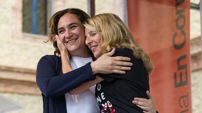 La vicepresidenta segunda y ministra de Trabajo, Yolanda Díaz (d), abraza a la alcaldesa de Barcelona y candidata de BComú a la reelección, Ada Colau (i), durante un mitin, en plaza Major Nou Barris, a 13 de mayo de 2023, en Barcelona.