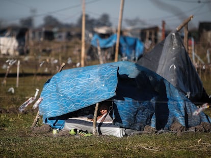 Más de 1.000 personas viven en carpas y casas precarias en un terreno tomado en la localidad bonaerense de Guernica.