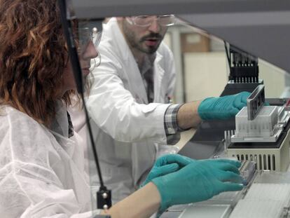 Investigadores científicos en un laboratorio.