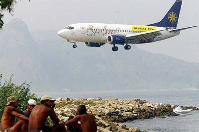 Un 737 de la compañía Varig se dispone a aterrizar en el aeropuerto de Río de Janeiro.