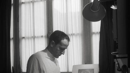 Boris Vian a casa seva, a Montmartre (París).