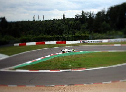 El bólido de Jenson Button rueda por el circuito alemán de Nurburgring.