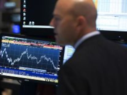 Un trader, en el parqu&eacute; del NYSE. 