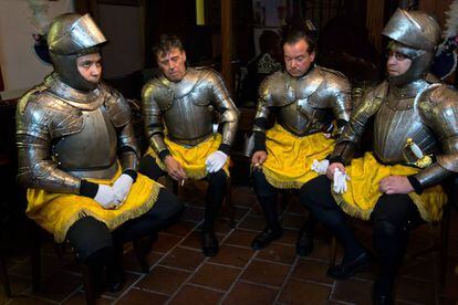 Los armados de Ocaña, que procesan con armaduras del siglo XVI, en una foto de Navia.