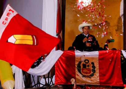 Pedro Castillo saluda a sus seguidores desde la sede de su campaña en Lima el lunes por la noche.