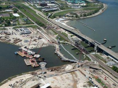 Imagen a&eacute;rea del nuevo dique en el lago Pontchartrain de Nueva Orleans. 