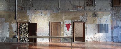 Vista de la primera planta del Palazzo Fortuny, en Venecia, donde se exponen, entre otras, obras de Janis Kounellis <i>(Sin título</i>), Anthony Gormley <i>(Feeling Material XII,</i> 2004), Jesús Rafael Soto <i>(Contraste,</i> 1989) y Marisa Merz <i>(Sin título,</i> 1980).