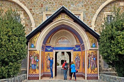 Una de las puertas de acceso al monasterio de Kykkos, el más importante de Chipre, en las montañas de Troödos.