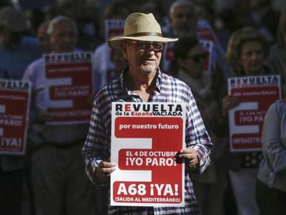 Concentración este viernes contra la despoblación del mundo rural en la plaza del Torico en Teruel. En vídeo, la España vacía alza la voz.
