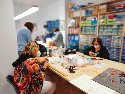 Users of the Albero Artesanos jewelry workshop at work.