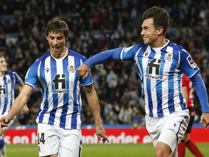 Le Normand y Zubimendi celebran el gol de la victoria, este domingo en San Sebastián.