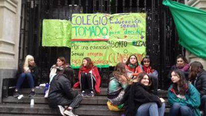Alumnas del Nacional Buenos Aires, frente a las puertas del colegio.