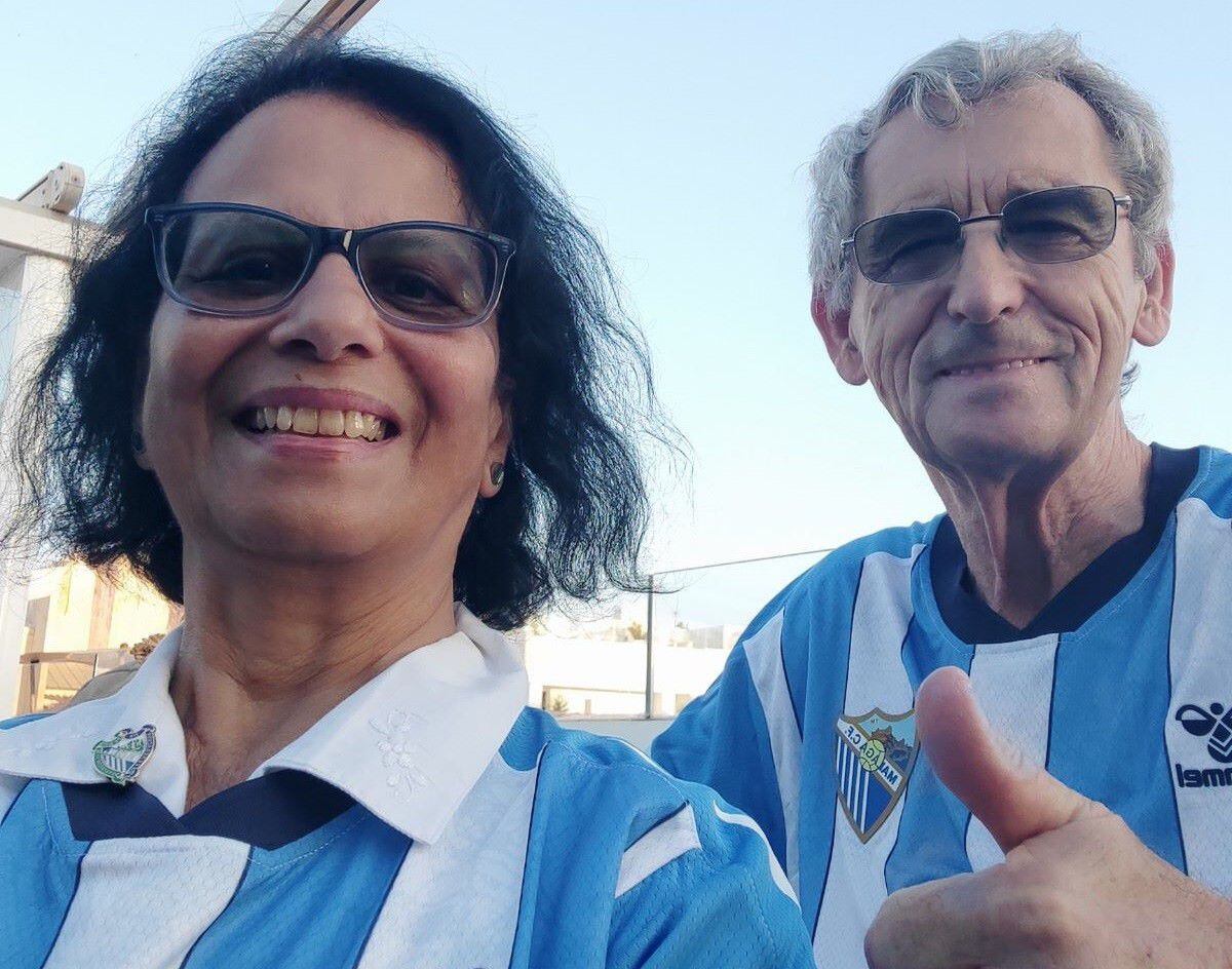 Mercy Chapman y su marido James posan con la camiseta del Málaga CF.