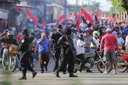 Policías y simpatizantes del Frente Sandinista obstaculizan una manifestación en Masaya (Nicaragua). 