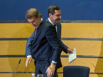 El presidente del PP, Alberto Núñez Feijóo (izquierda), junto al presidente de la Junta de Andalucía y candidato a la reelección, Juanma Moreno, en la reunión que han mantenido este miércoles con una representación de empresarios andaluces en Sevilla.