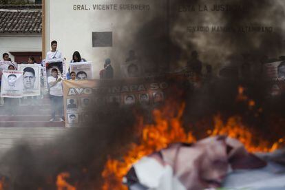 Padres de los normalistas desaparecidos en Iguala se manifiestan a favor de la presentación con vida de sus hijos mientras se quema propaganda electoral retirada del pueblo de Tixtla, Guerrero (México).