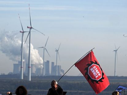 Un manifestante sostiene una bandera con el lema "Stop carbón" frente a la central térmica de Neurath, en el oeste de Alemania.