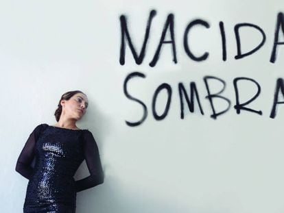 Rafaela Carrasco, bajo el letrero de la obra &#039;Nacida Sombra&#039;.