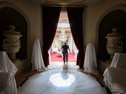 Un operario realiza labores de mantenimiento en el Hotel Wellington, que permanece cerrado desde que se decretó el estado de alarma, este viernes en Madrid.