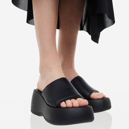 Se trata de unas sandalias de plataforma y pala que se pueden encontrar 'online' en negro y azul. H&M.