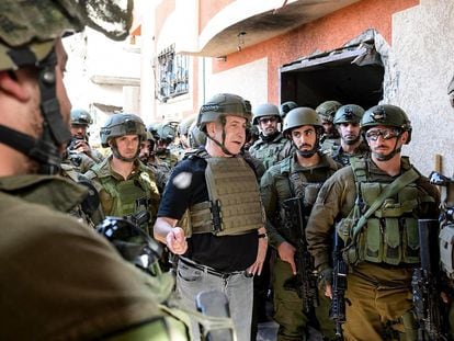 En una imagen distribuida por la oficina del primer ministro, el primer ministro de Israel, Benjamín Netanyahu, este domingo en Gaza con un grupo de soldados israelíes.