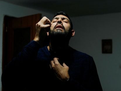 Antonio Ángel Alfaro (46 años) utiliza un kit de autotest de COVID-19 antes de la celebración de la cena de Nochebuena en Ronda.