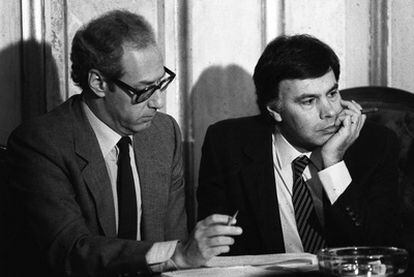 Miguel Boyer, a la izquierda, con Felipe González en diciembre de 1984.