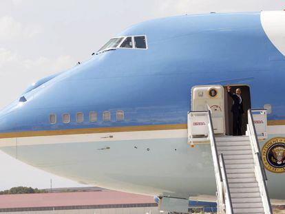 Obama sube al Air Force One en la base aérea de Torrejón para partir hacia la base naval de Rota, en Cádiz.