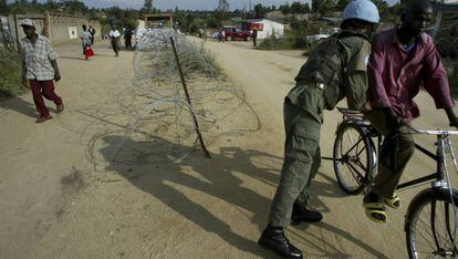 Un militar de la ONU inspecciona una bici en una calle de Bunia, en el este de Congo.
