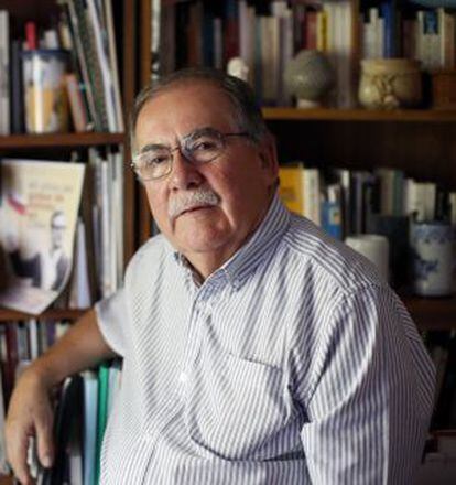 Óscar Soto, el médico de Allende, en su casa de Madrid esta semana.