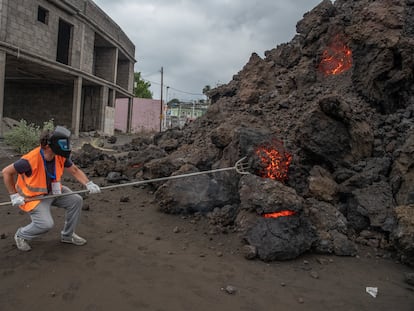 Un técnico de Involcan extrae una muestra de roca volcánica de la lengua de lava en los primeros días de la erupción.