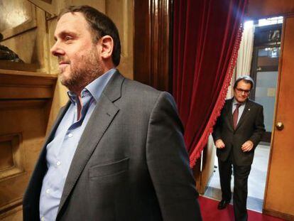Oriol Junqueras y Artur Mas entran al hemiciclo del Parlament.