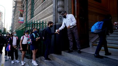 Alumnos hacen fila para entrar en la escuela este lunes, en Buenos Aires.