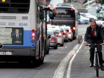 Una persona utiliza una bici en Madrid, donde ha sido prohibido aparcar en el centro por la contaminación.