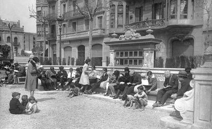 Lectors davant de la biblioteca del Passeig de Sant Joan, el 1930.