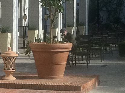 El actor Hugh Laurie, en el patio del hotel de Valencia donde se hospeda.