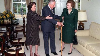 La ex primera ministra británica Margaret Thatcher visita a Pinochet en su arresto domiciliario (1999).