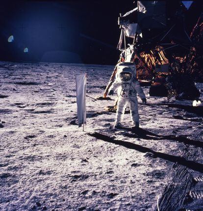 Aldrin camina sobre la superficie lunar, con el equipo seismográfico, para comprobar las características de la Luna.